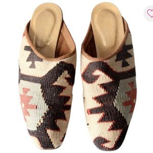 The NOMADIC collection sz 7.5 Turkish KILIM GREEN woven mules preowned & lovely